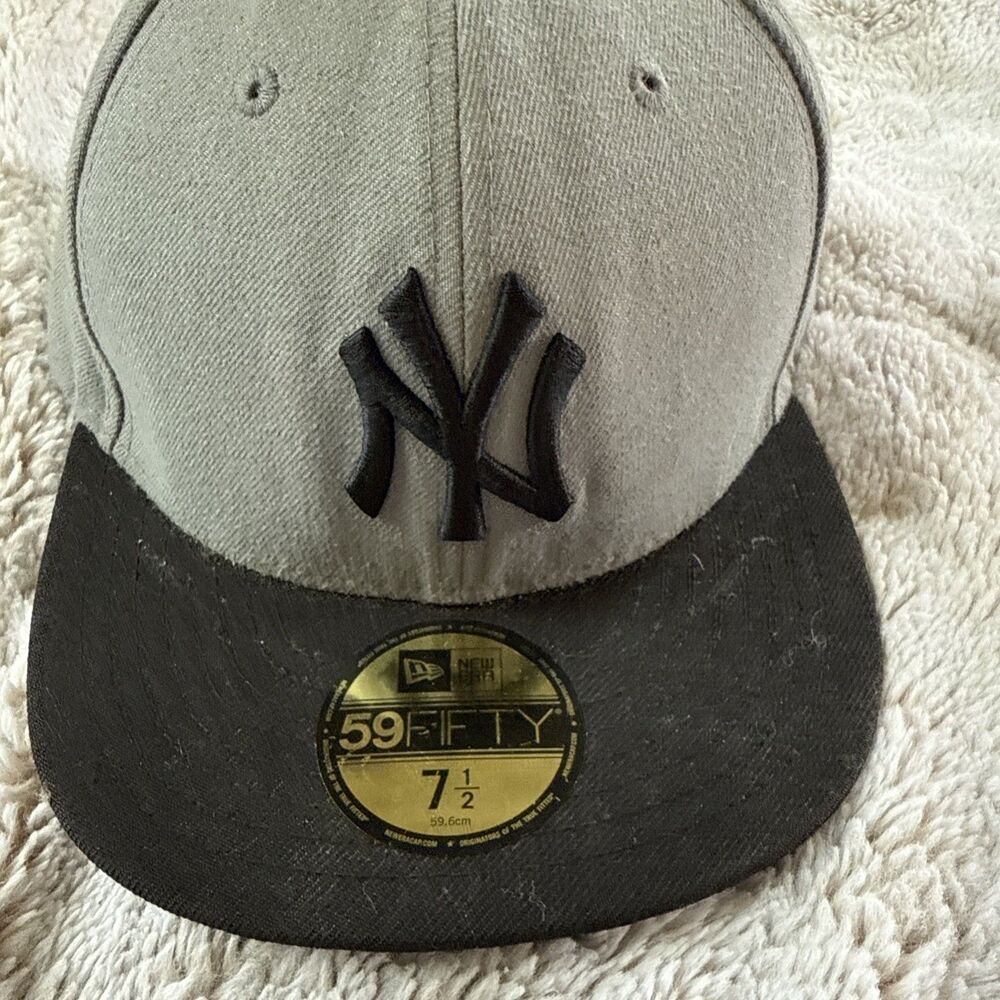 New York Yankees Hat Cap Fitted Mens 7 1/2 Gray Black MLB Baseball New Era Sport